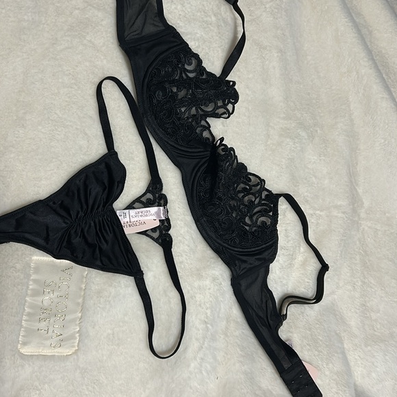 Sale!! VS bra and panty set - Picture 6 of 8